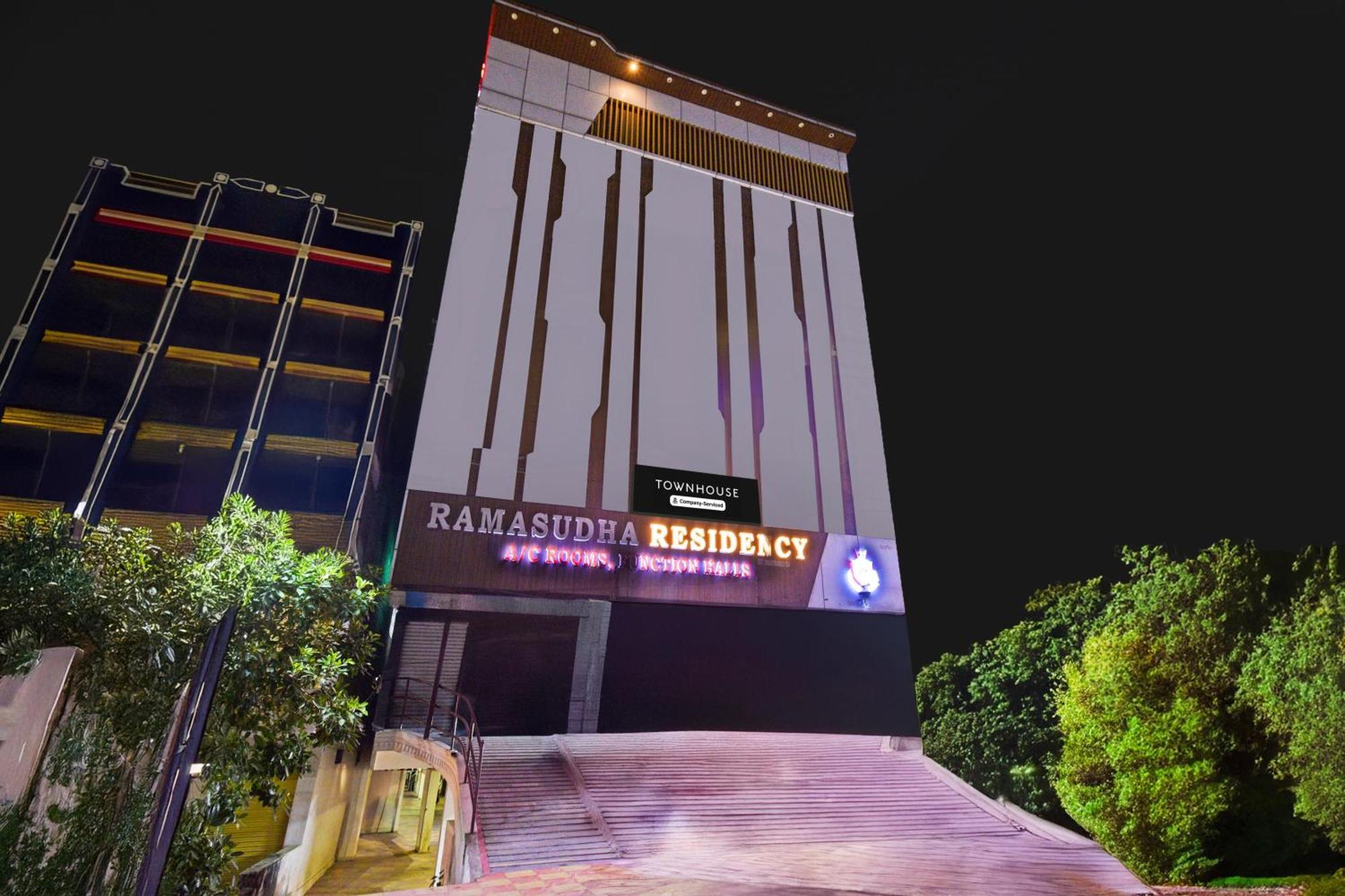 Super Townhouse Mancherial Mancherāl Екстериор снимка